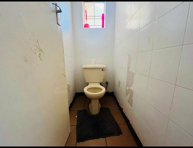 5 BEDROOM HOUSE FOR SALE IN KEMPTON PARK EXT 02